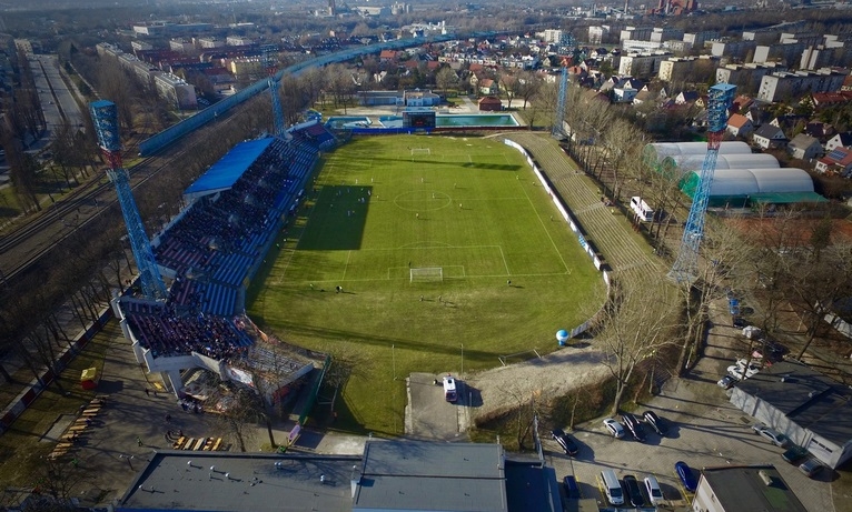 Światełko w ciemnym sportowym tunelu
